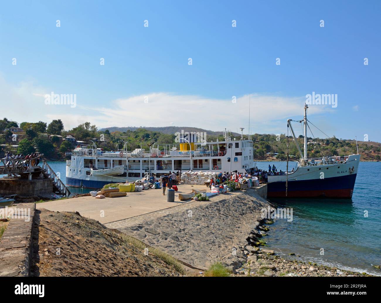 Malawi; Regione Settentrionale; Lago Malawi; Porto di Nkhata Bay; partenza passeggeri; Merci e bagagli vengono portati a terra Foto Stock