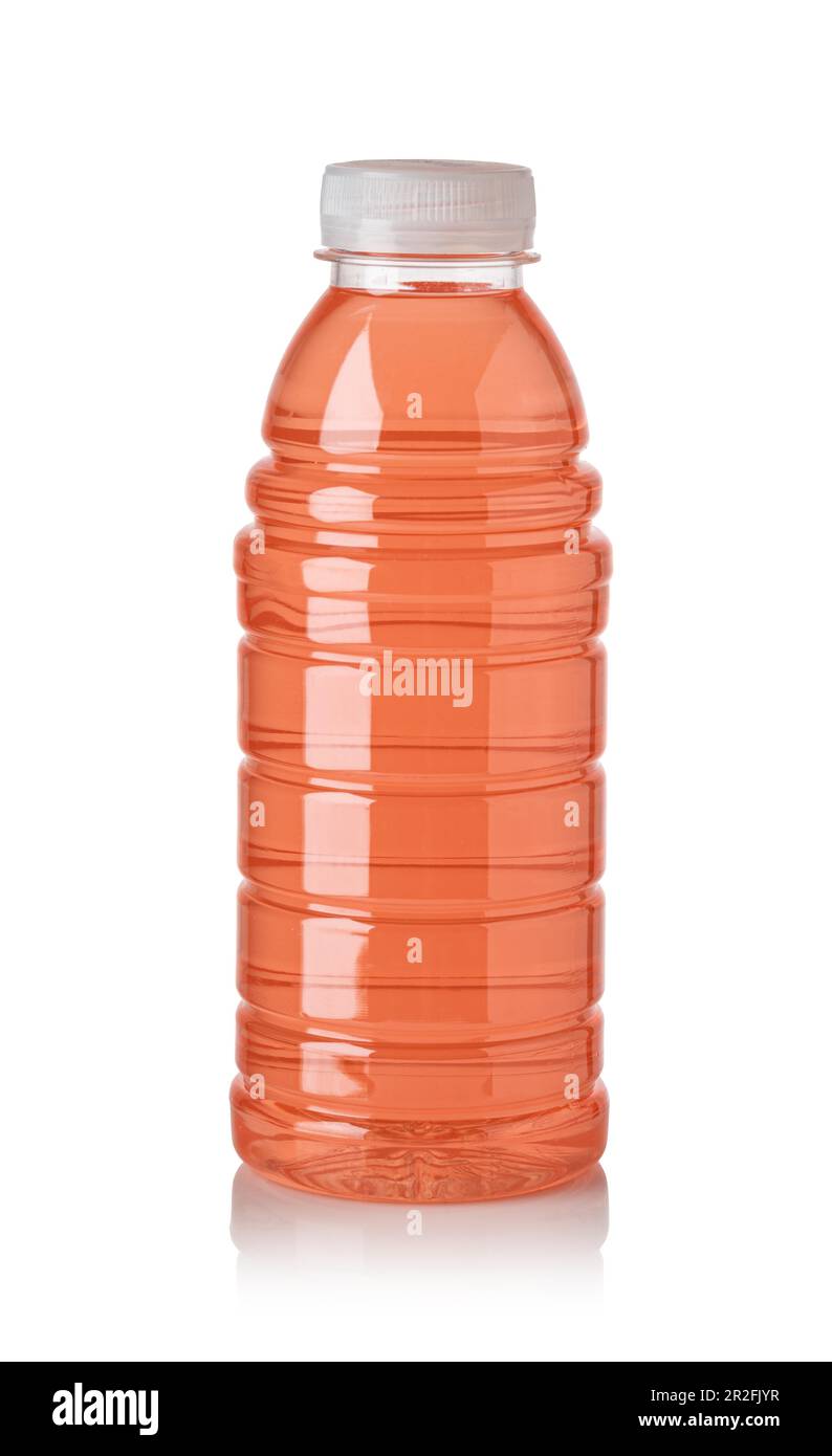 Bottiglia di plastica di acqua dolce rossa isolata su fondo bianco Foto Stock