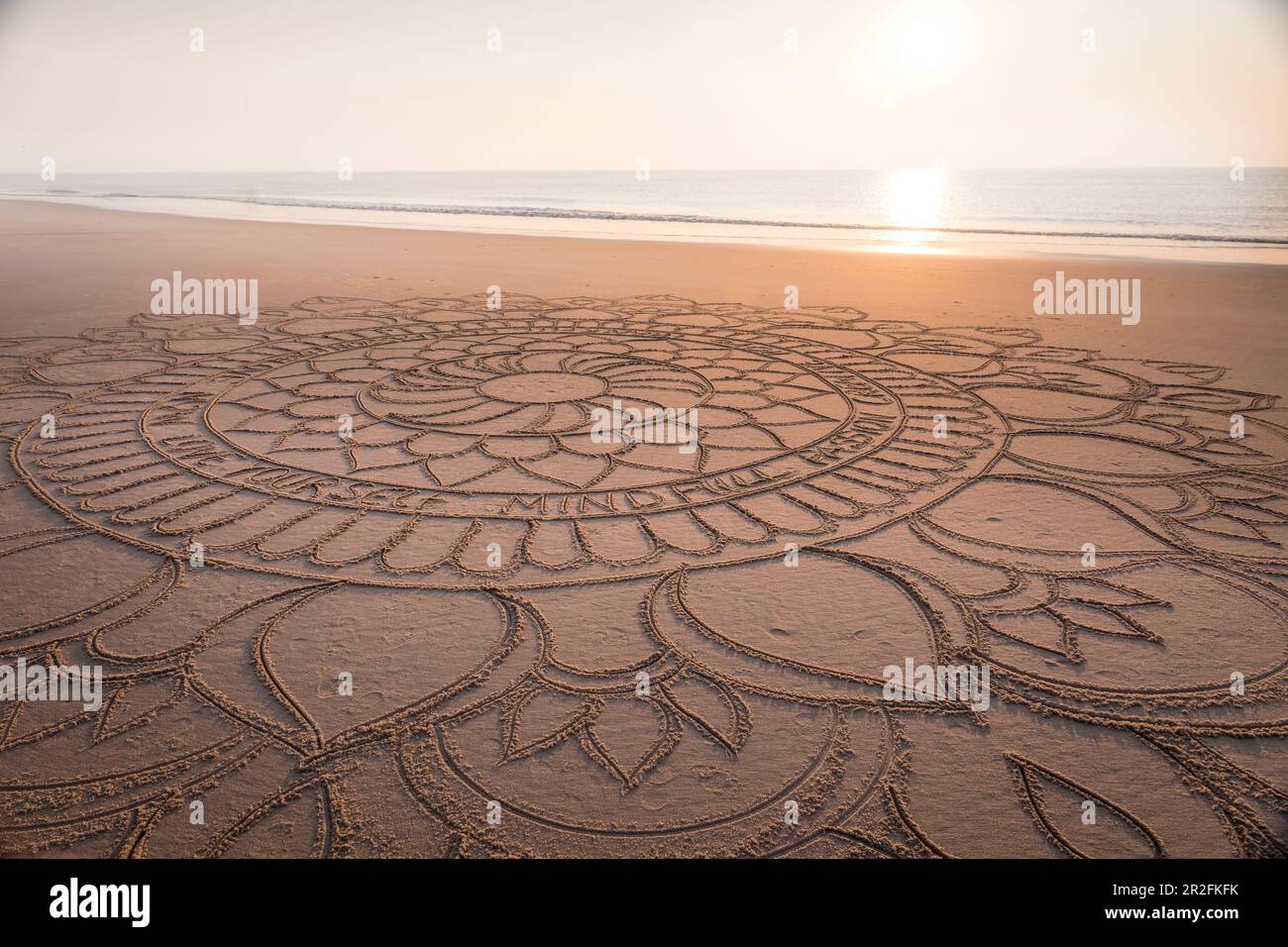 Sabbia mandala sulla spiaggia di Kampen al tramonto, Sylt, Schleswig-Holstein, Germania Foto Stock