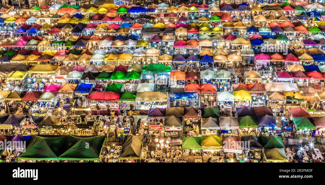Street Food Market, Rod Fai (mercato dei treni), Ratchada, Bangkok, Thailandia Foto Stock