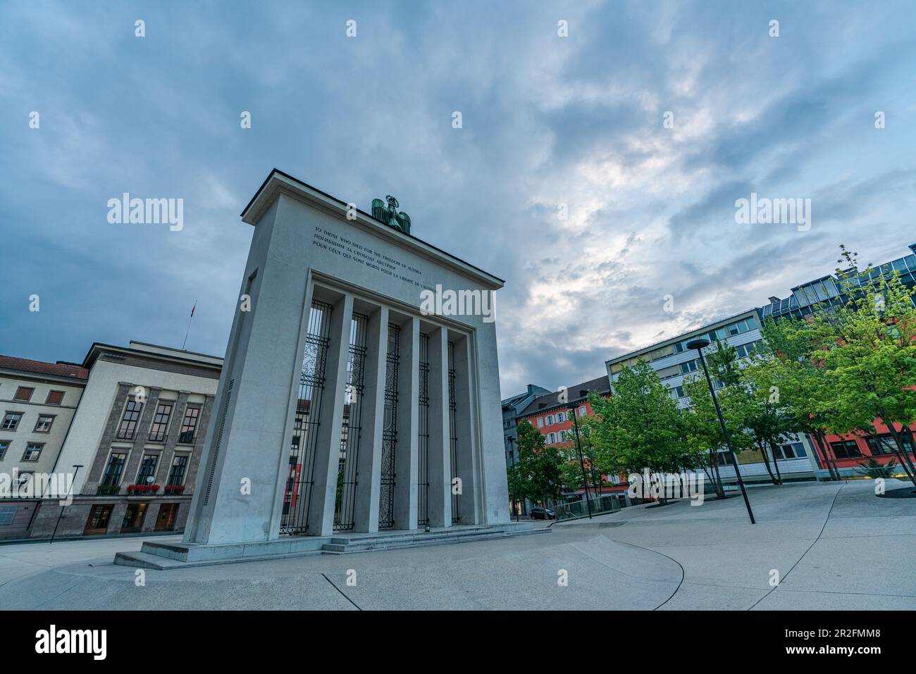 La mattina a Landhausplatz di fronte al Monumento alla Liberazione a Innsbruck, Tirolo, Austria Foto Stock