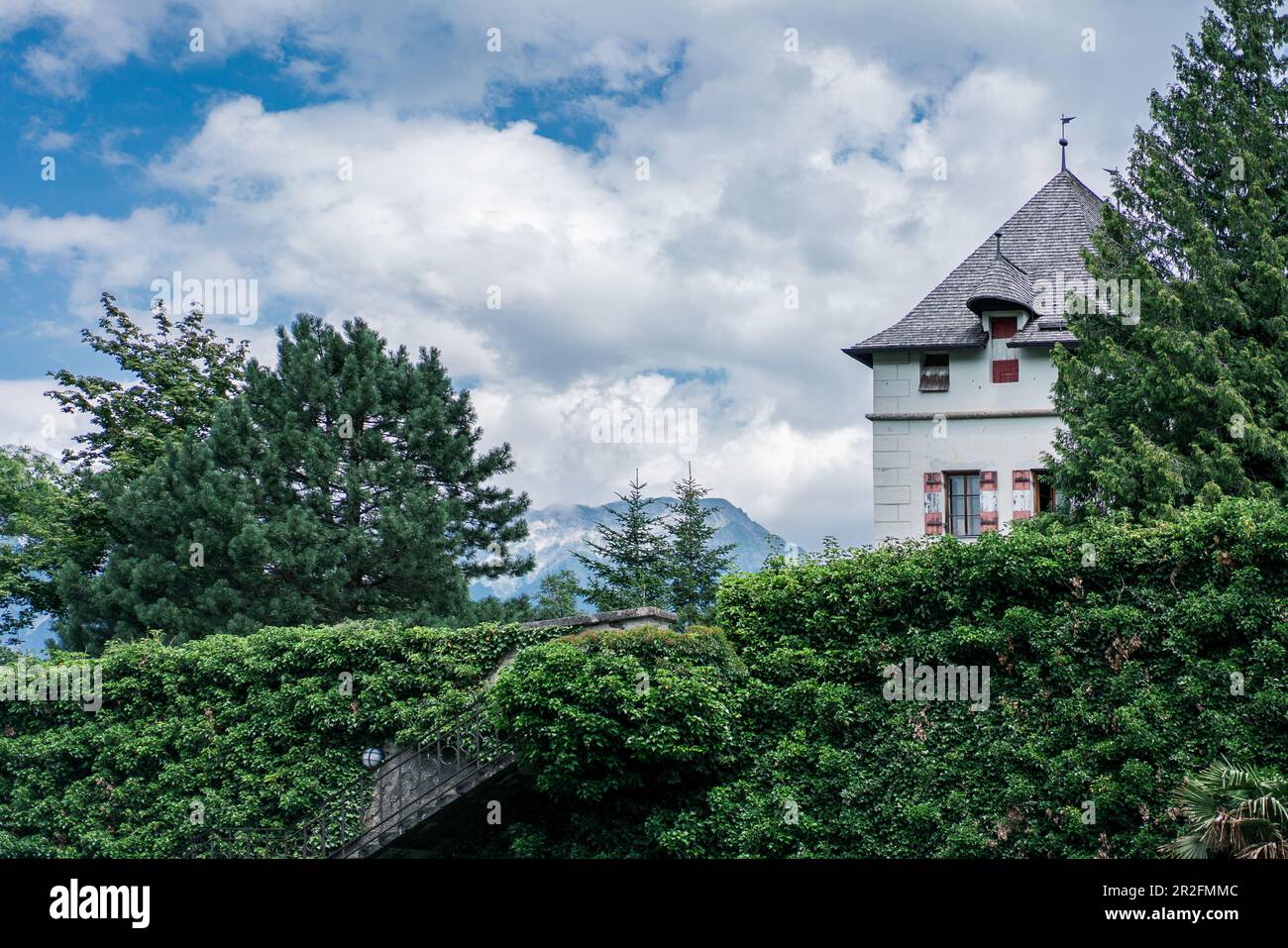 Castello di Ambras con vista sulla Nordkette di Innsbruck, Tirolo, Austria Foto Stock