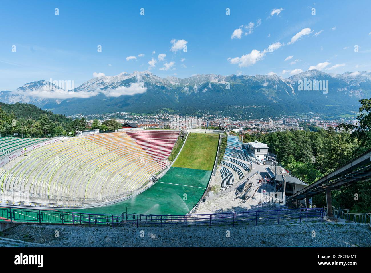 Lo stadio di salto con gli sci a Bergisel a Innsbruck, Tirolo, Austria Foto Stock