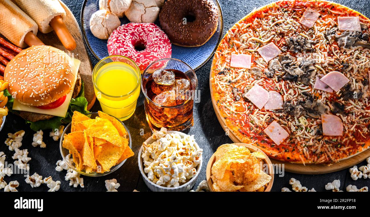 Alimenti che aumentano il rischio di cancro. Cibo spazzatura Foto Stock