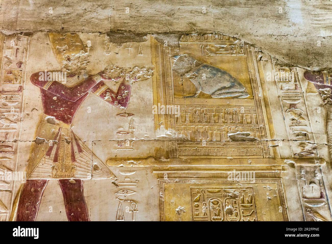Sei i fare un'offerta alla dea della rana Heqet, nel Grande Tempio ad Abydos, in Egitto Foto Stock