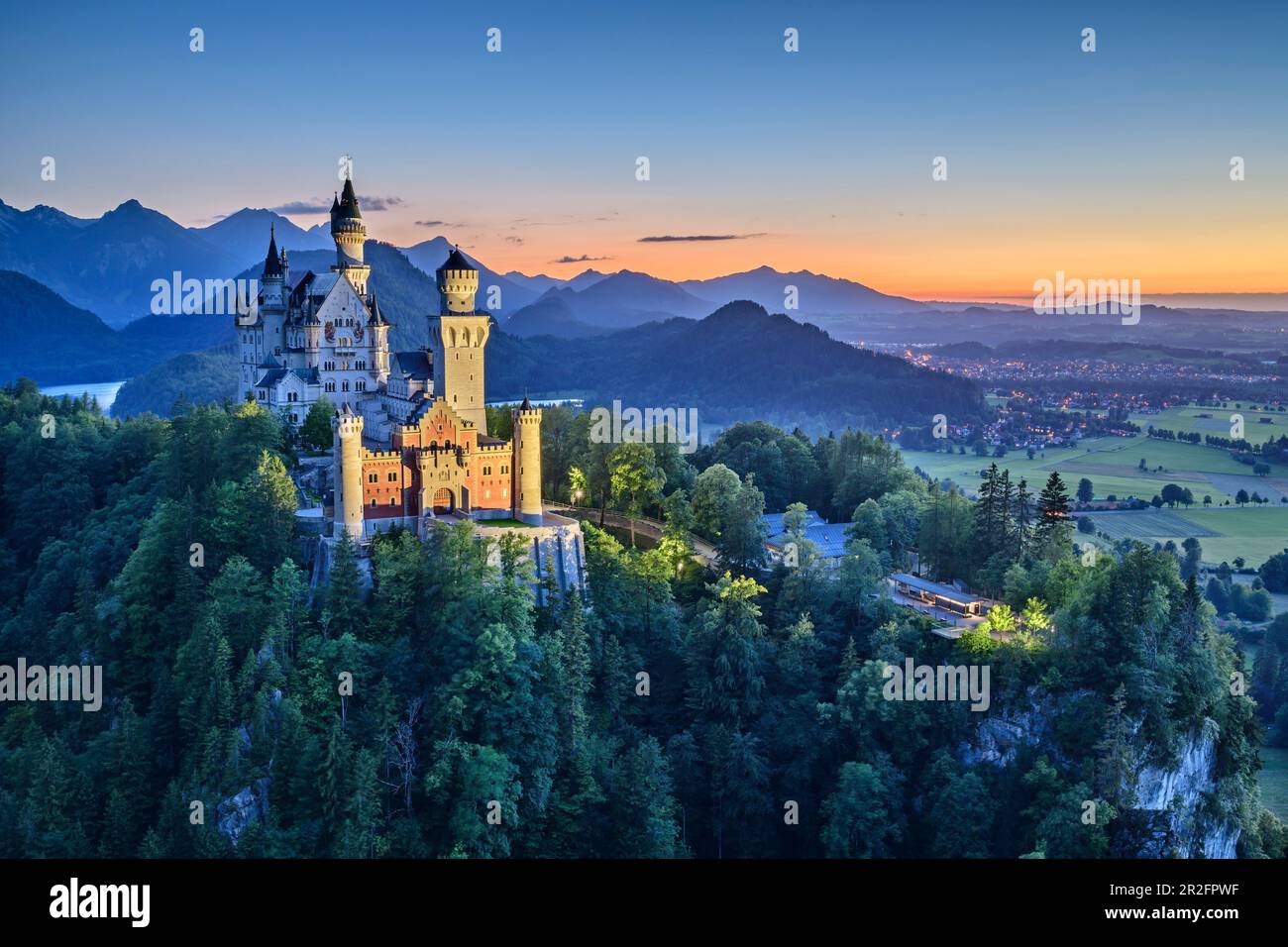 Castello di Neuschwanstein, illuminato, di fronte a Tannheimer Bergen, Neuschwanstein, Monti Ammer, Alpi Ammergau, Svevia, Baviera, Germania Foto Stock