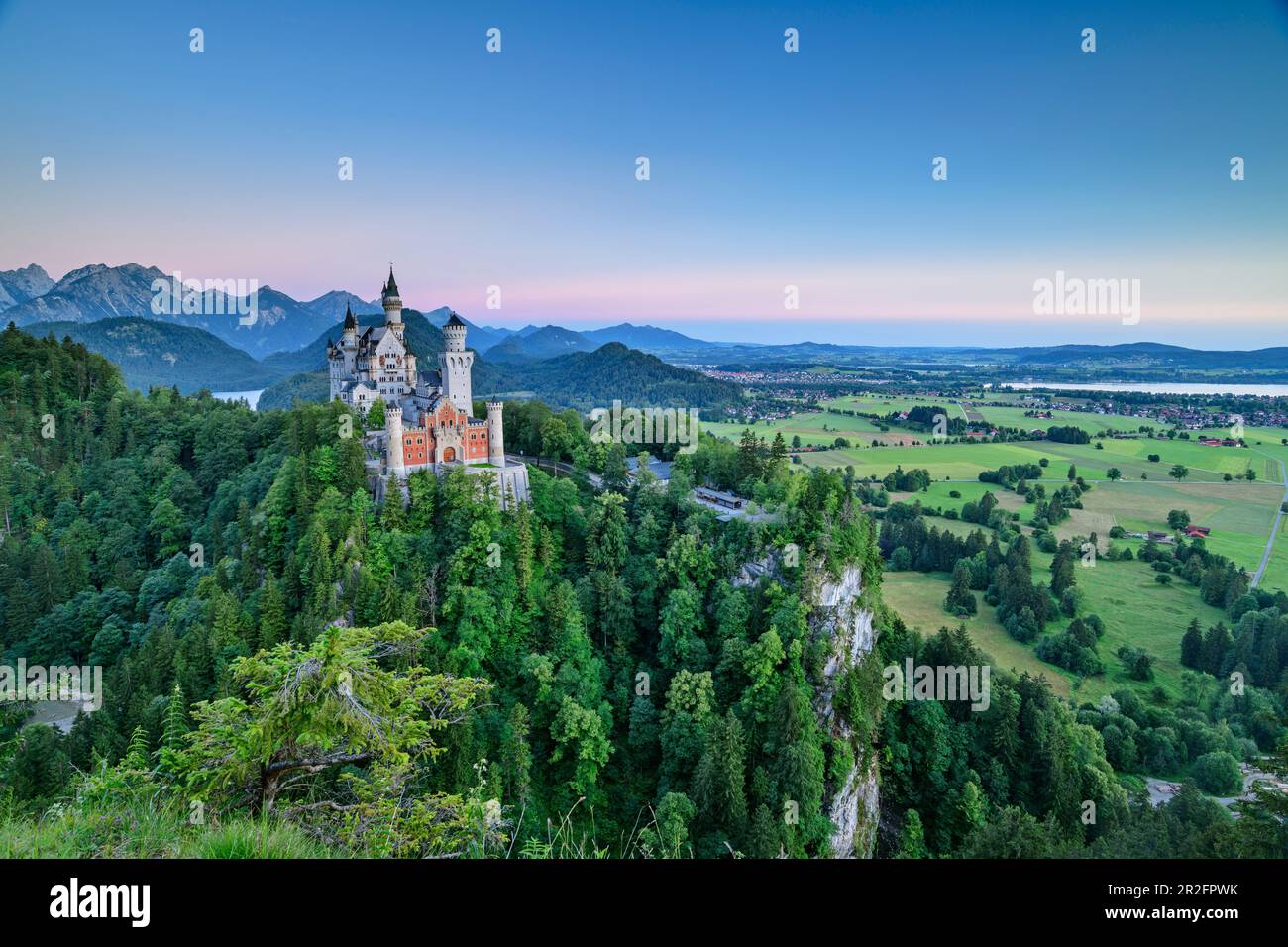 Castello di Neuschwanstein all'ora blu di fronte a Tannheimer Bergen, Neuschwanstein, Monti Ammer, Alpi Ammergau, Swabia, Baviera, Germania Foto Stock