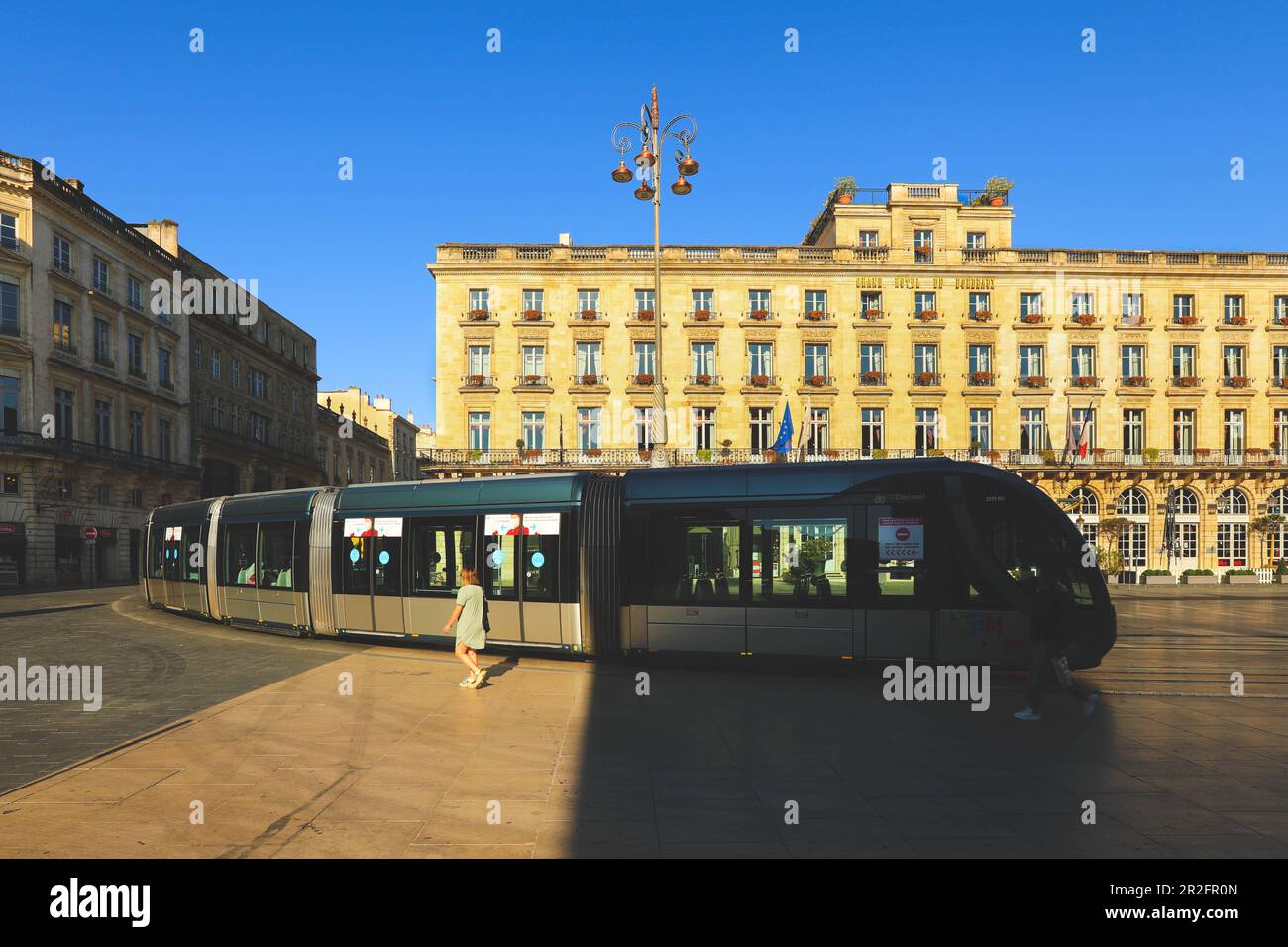 Bordeaux, Francia - 21 Giugno, 2020 scena stradale cittadina con tram a Bordeaux, Francia Foto Stock