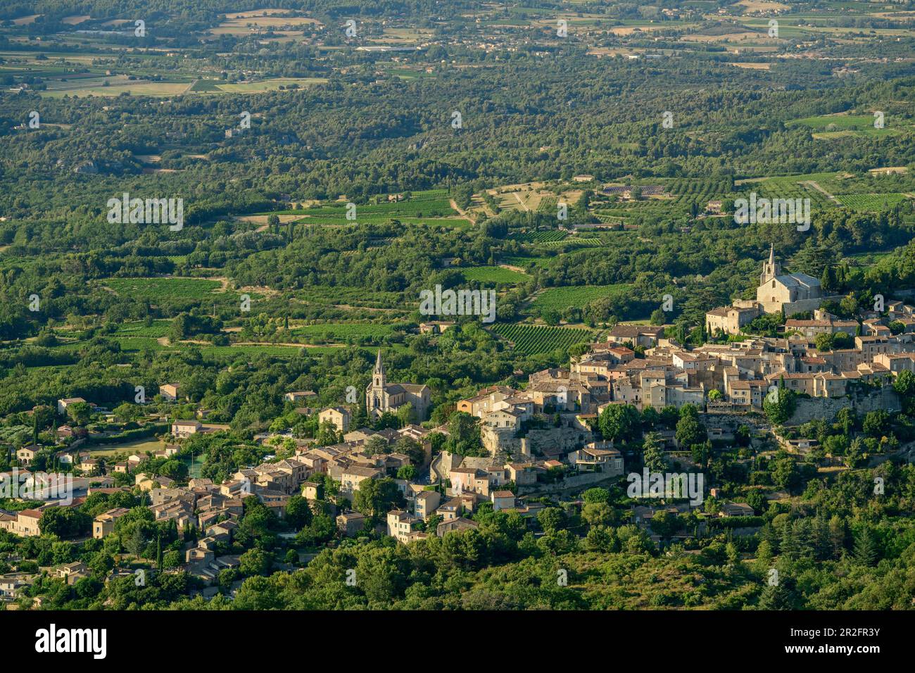 Vista profonda di Bonnieux, dal Petit Luberon, Parco Naturale del Luberon, Vaucluse, Provenza-Alpi-Costa Azzurra, Francia Foto Stock