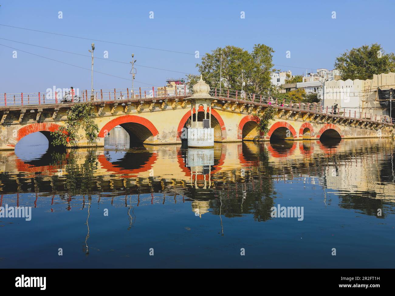 Udaipur, India - 19 gennaio 2020 : ponte ad arco nella città di Udaipur con la sua rifrangenza sull'acqua in un tempo di enumerazione Foto Stock