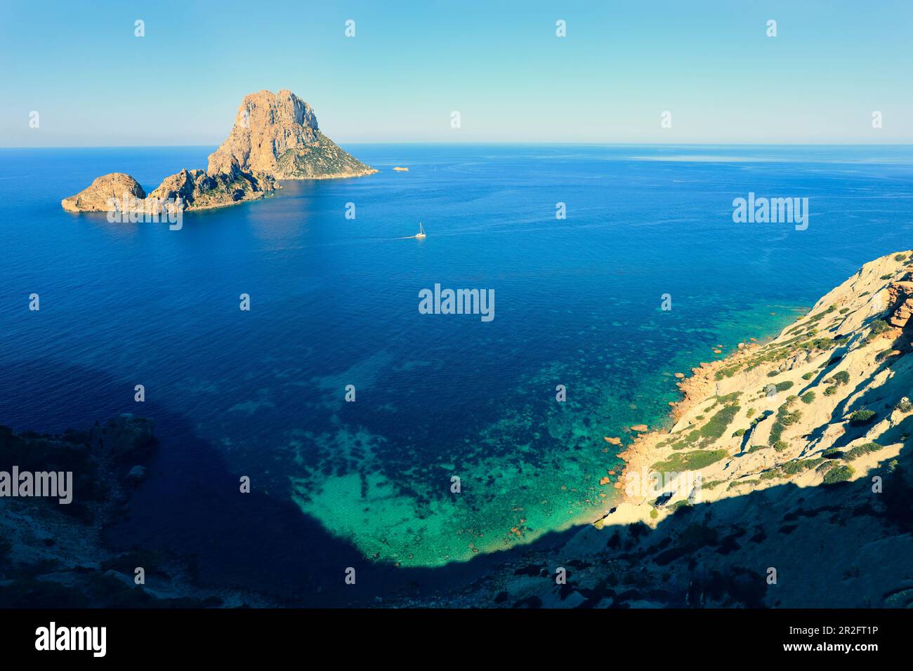 Vista della misteriosa isola di es Vedra. Ibiza, Isole Baleari. Spagna Foto Stock
