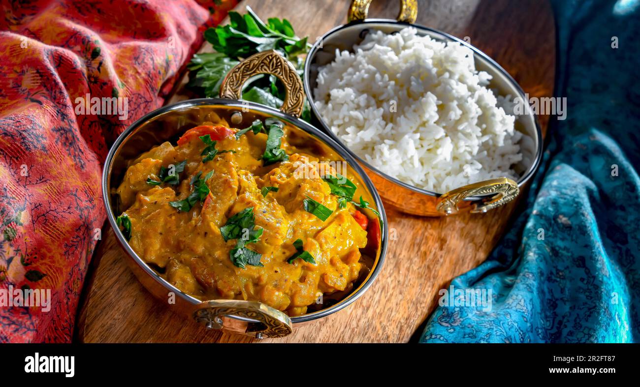 Pollo al curry con riso servito in pentole originali di karahi indiani Foto Stock