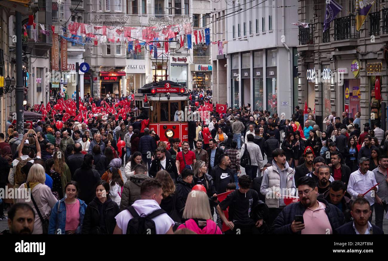 Istanbul, Turchia. 19th maggio, 2023. Decine di persone con bandiere turche celebrano la Giornata della Gioventù, dello Sport e della memoria di Kemal Atatürk di fronte a un edificio CHP (retro) nel quartiere di Karaköy. La corsa per il presidente tra Erdogan in carica e il suo sfidante Kilicdaroglu va a un runoff il 28 maggio. Credit: Christian Charisius/dpa/Alamy Live News Foto Stock