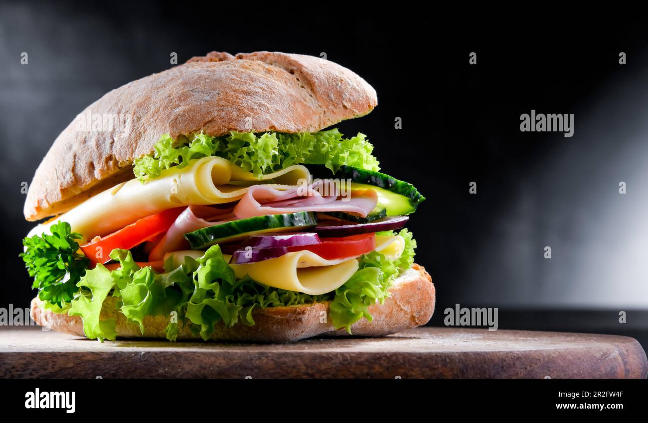 Sandwich con formaggio e prosciutto e verdure fresche Foto Stock