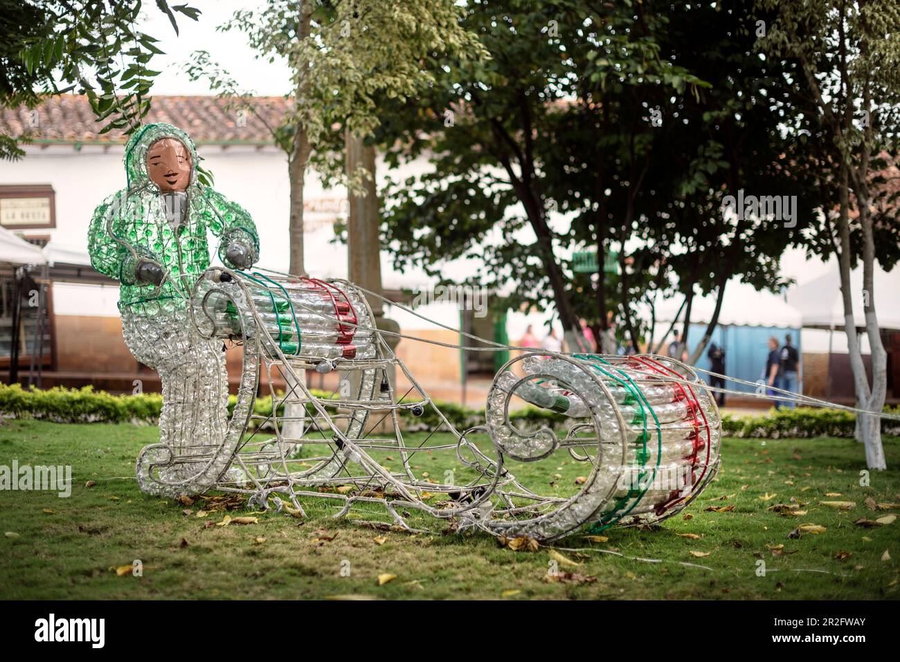 Slitta natalizia in bottiglie di plastica nel Parque Principal, Barichara, Departmento de Santander, Colombia, Sud America Foto Stock