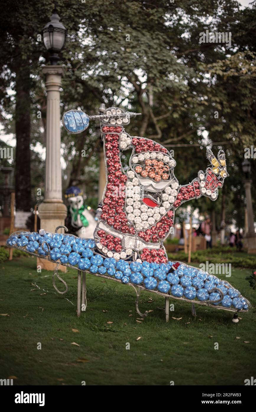 Babbo Natale in bottiglie di plastica a Parque Principal, Barichara, Departmento de Santander, Colombia, Sud America Foto Stock