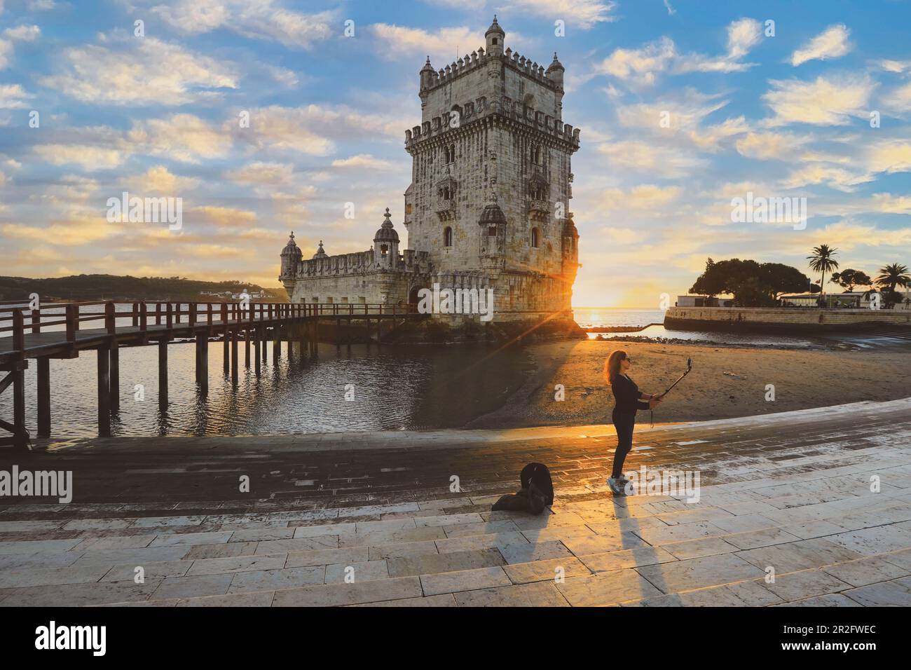 Lisbona - Portogallo, 5 novembre 2018: La Torre Belem è una fortificazione medievale del castello sul fiume Tago. Oggi è utilizzato come museo. Foto Stock