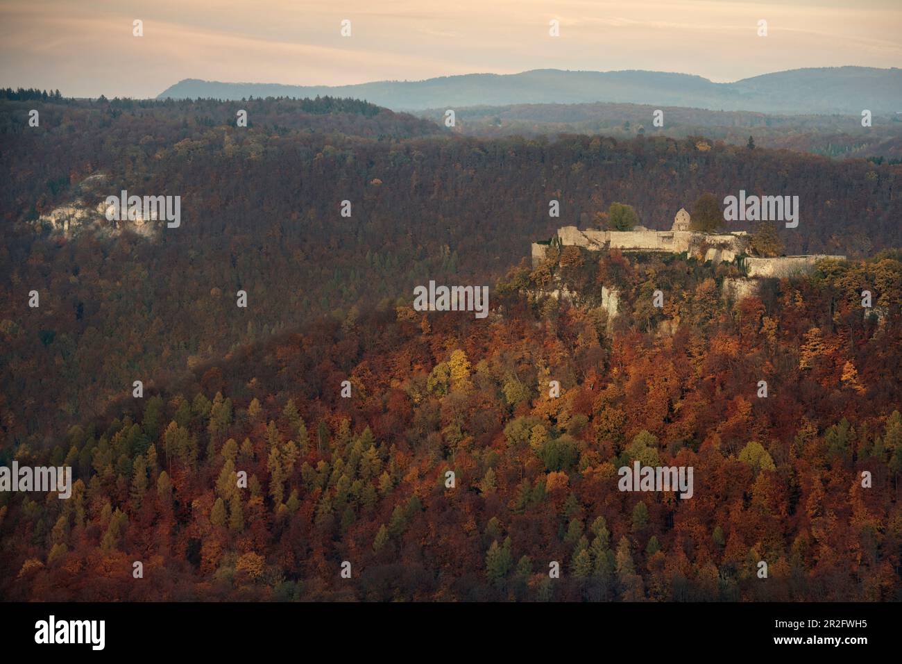 Vista sulle rovine del castello di Hohenurach, Bad Urach, quartiere di Reutlingen, Alb Svevo, Baden-Wuerttemberg, Germania, Europa Foto Stock