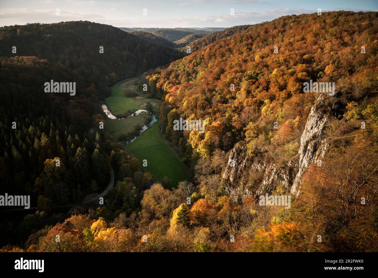 Vista del corso tortuoso del fiume "Lauter" in autunno, Grosses Lautertal vicino Ehingen an der Donau, zona della biosfera delle Alpi Svevi, Bade Foto Stock
