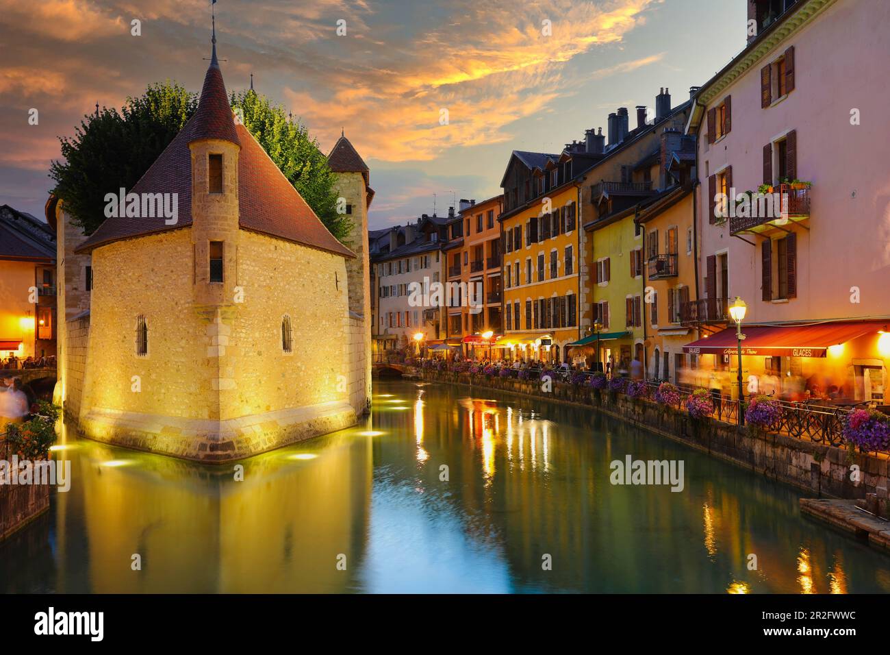 Annecy, Francia, - 20 agosto 2020: Palais de l'Isle, popolare punto di riferimento ad Annecy, la capitale della Savoia, chiamata Venezia delle Alpi, Francia Foto Stock