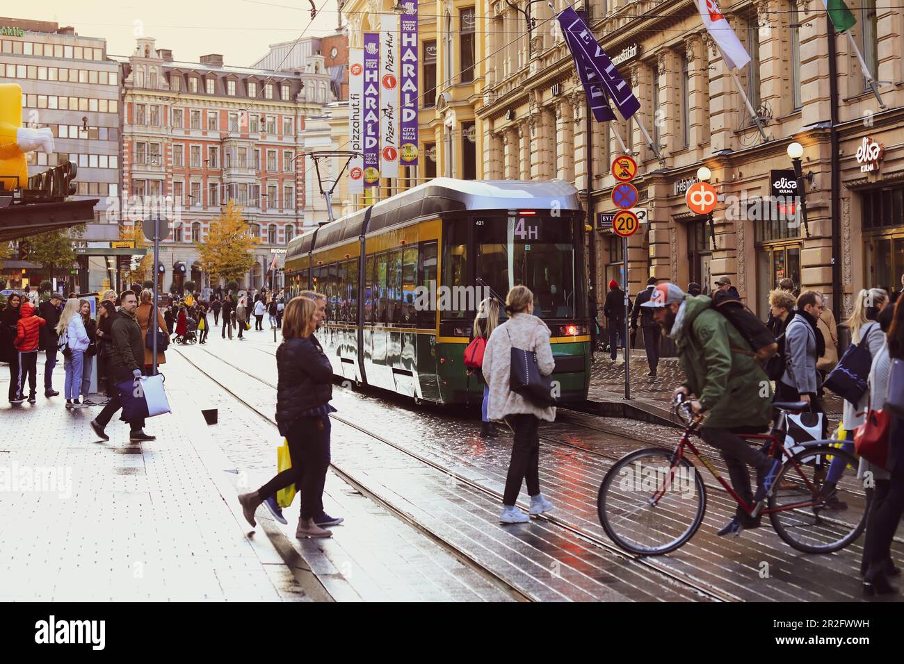 Helsinki, Finlandia - 5 ottobre 2019 : tram verde che trasporta persone nella parte centrale della città di Helsinki, Finlandia Foto Stock