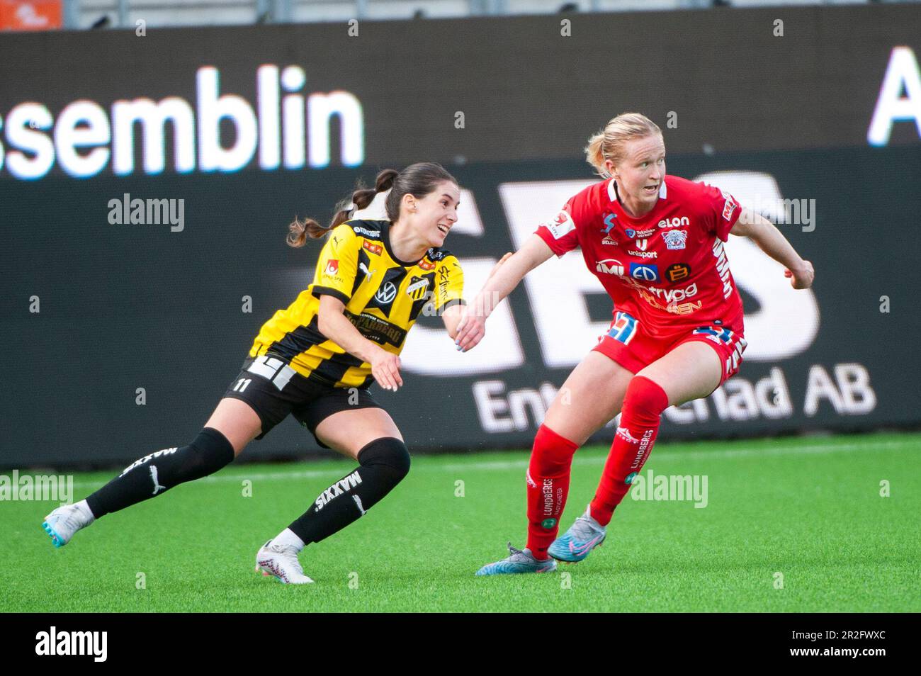 Goteborg, Svezia. 19th maggio 2023. Clarissa Larisey di BK Häcken contro Emma Östlund di Linköping durante la partita di OBOS Damallsvenskan tra BK Häcken e Linköping FC il 19 maggio 2023 a Gothenburg. Credit: Oskar Olteus / Alamy Live News Foto Stock