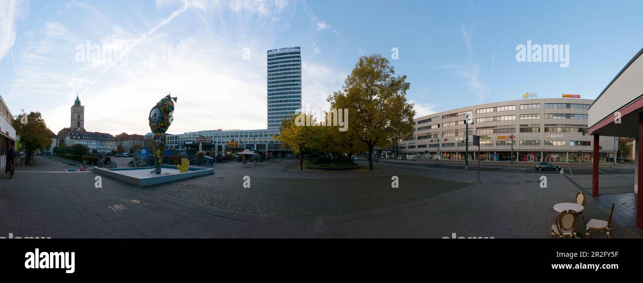 Brunnenplatz, Karl-Marx-Strasse, Marienkirche, Oderturm, Francoforte sul meno, Stato di Brandeburgo, Germania Foto Stock