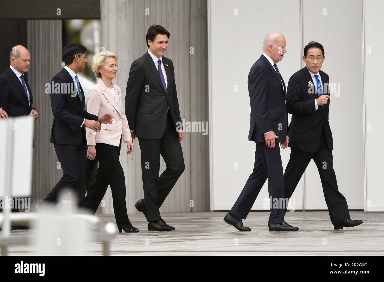 Hiroshima, Giappone. 19th maggio, 2023. Un gruppo di sette leader cammina insieme dopo essere arrivato a visitare il Parco Memoriale della Pace di Hiroshima il primo giorno del Summit del G7, il 19 maggio 2023 a Hiroshima, Giappone. Da sinistra: Il cancelliere tedesco OLAF Schotz, il primo ministro britannico Rishi Sunak, il presidente della Commissione europea Ursula von der Leyen, il primo ministro canadese Justin Trudeau, Stati Uniti Il Presidente Joe Biden e il primo Ministro giapponese Fumio Kishida. Credit: Foto piscina/G7 Hiroshima/Alamy Live News Foto Stock