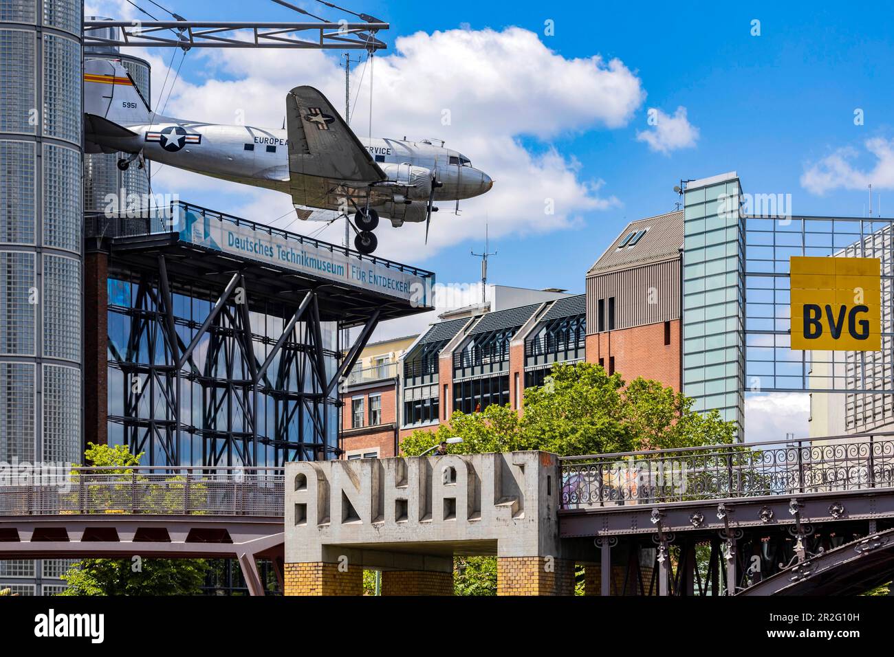 Museo tedesco della tecnologia Berlino, DTMB, Museo dei Trasporti e della tecnologia, vista esterna con il bombardiere sultana, Berlino, Germania Foto Stock