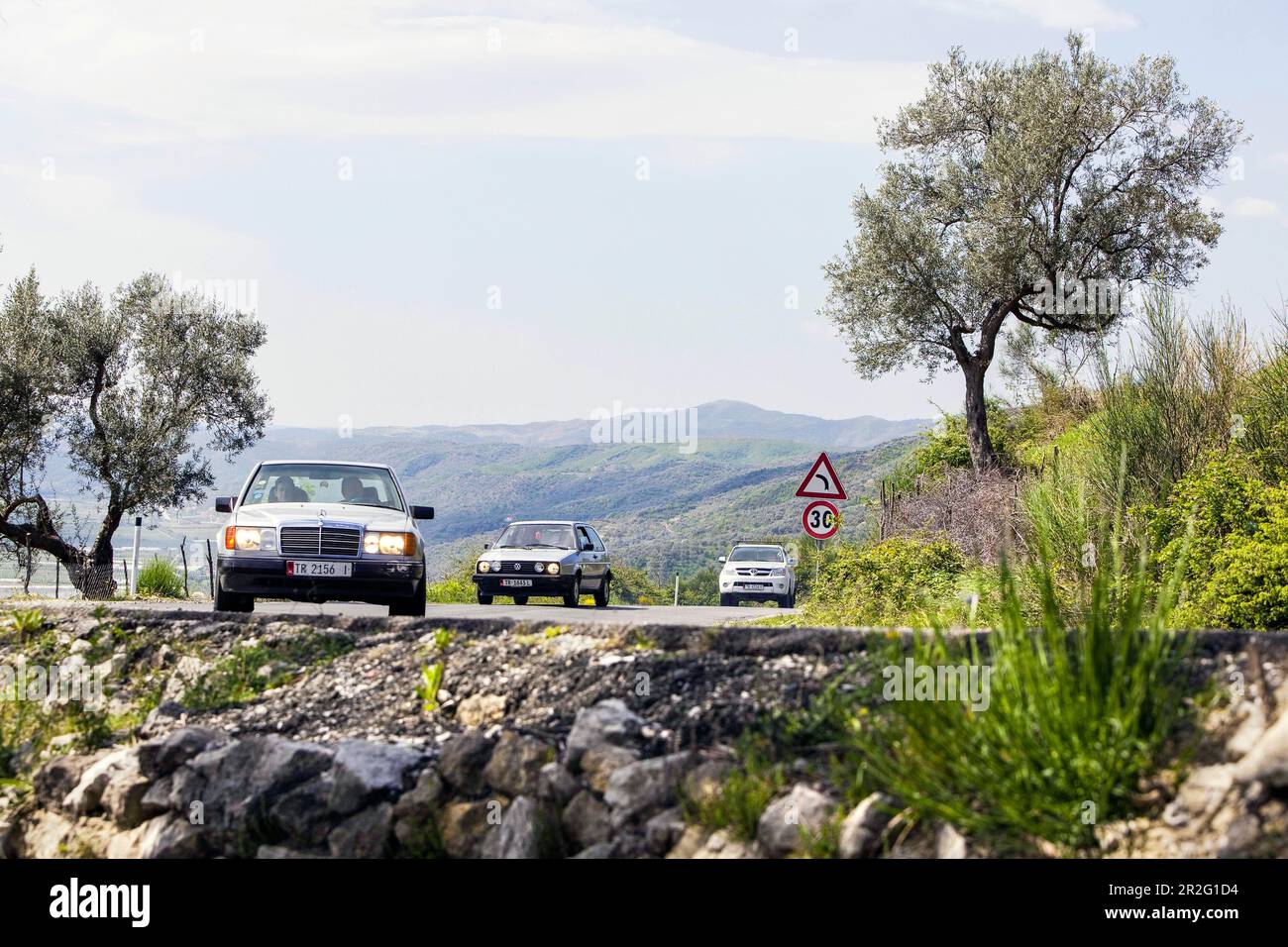 Paesaggio tra Tirana ed Elbasan, strada di campagna con auto, Elbasan, Qark Elbasan, Albania Foto Stock Paesaggio tra Tirana ed Elbasan, strada di campagna con auto, Elbasan, Qark Elbasan, Albania Foto Stock