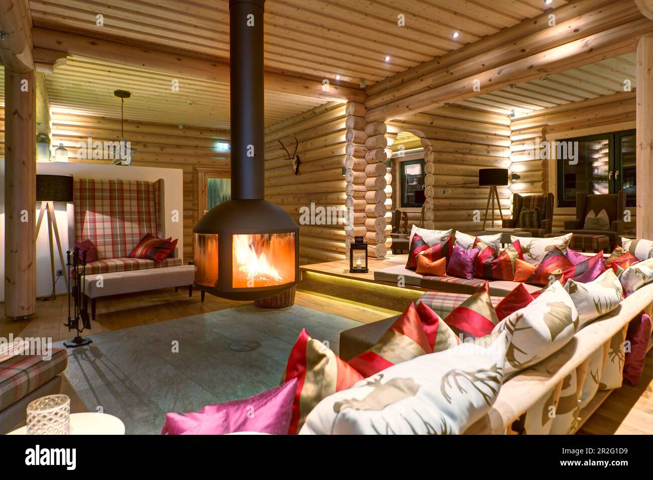 Relax Lodge, sala relax con camino in hotel, Appartmenthotel Jens Weissflog, Oberwiesenthal, Erzgebirge, Sassonia, Germania Foto Stock