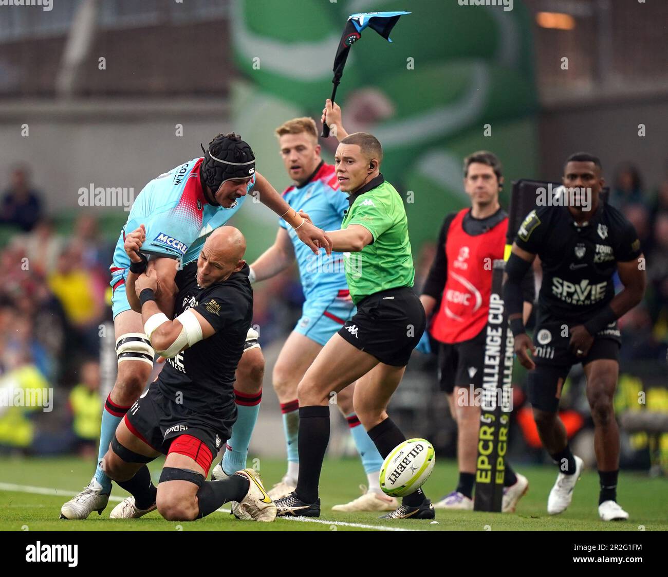 Sergio Parisse di RC Toulon afferra il JP du Preez dei guerrieri di Glasgow durante la finale della ECPR Challenge Cup allo stadio Aviva di Dublino. Data immagine: Venerdì 19 maggio 2023. Foto Stock