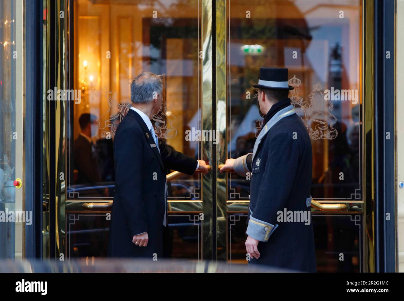 Un assistente auto in uniforme e un portiere dell'Hotel Imperial aprono la porta dell'hotel, con vista sulla città, Vienna, Austria Foto Stock
