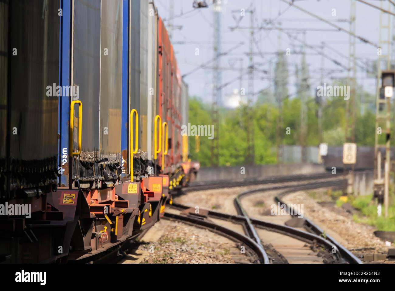 Treno merci con binari, Stoccarda, Baden-Wuerttemberg, Germania Foto Stock