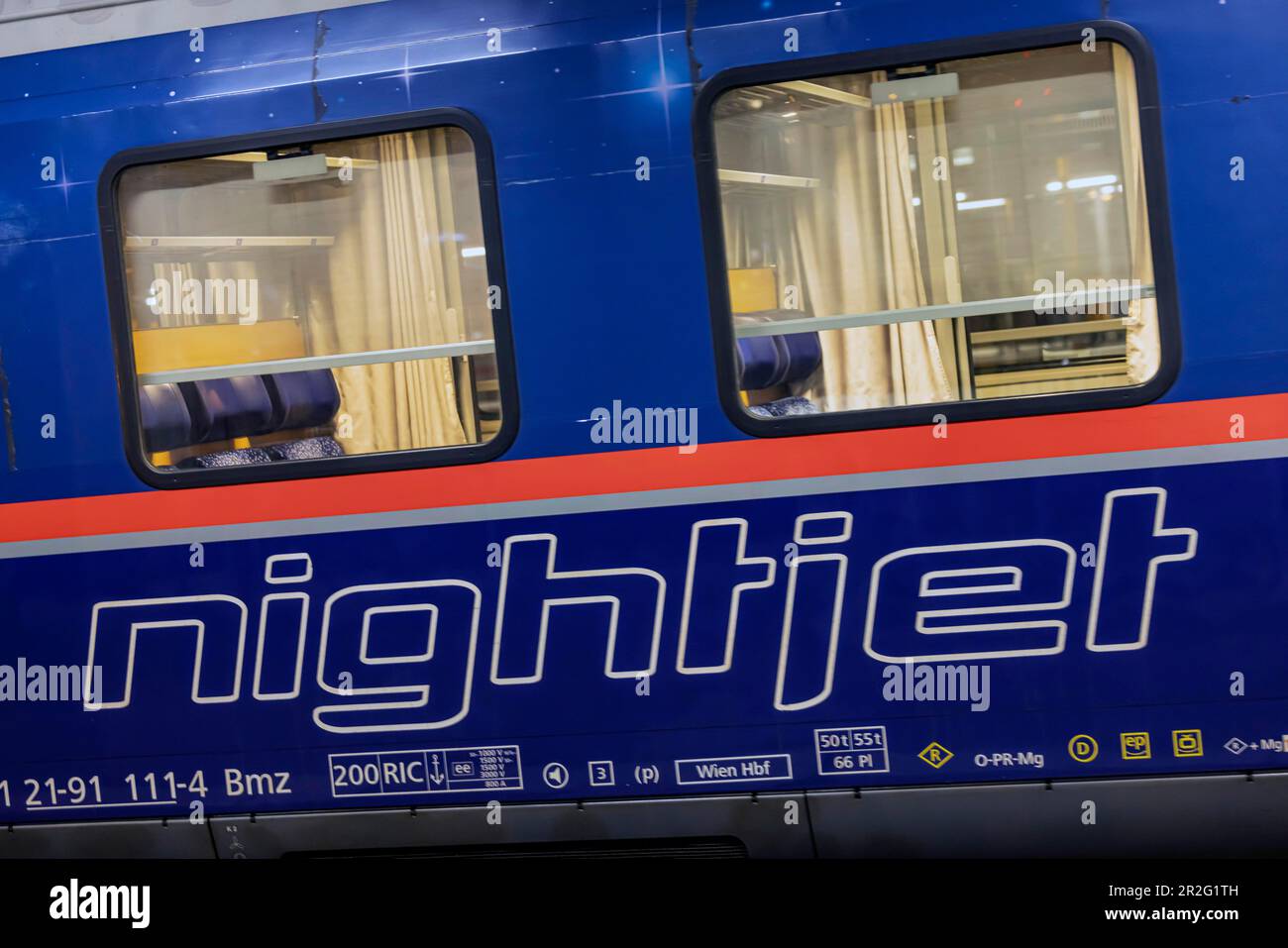 Treno notturno per Venezia, auto da letto, Nightjet (NJ) 237 di oebb al binario, stazione centrale di Stoccarda, Baden-Wuerttemberg, Germania Foto Stock