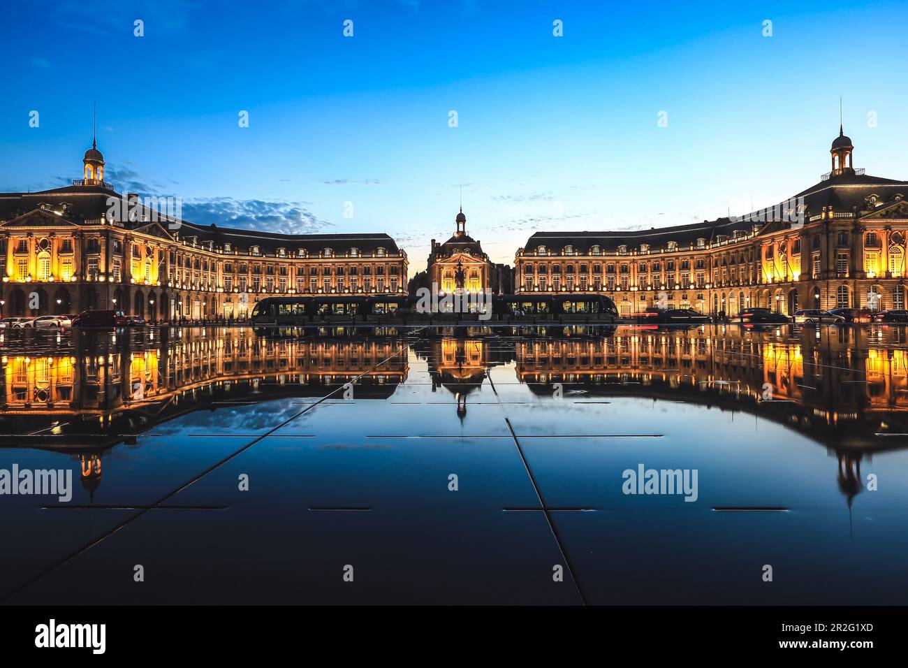 Riflessi di Place de la Bourse e tram a Bordeaux, Francia Foto Stock