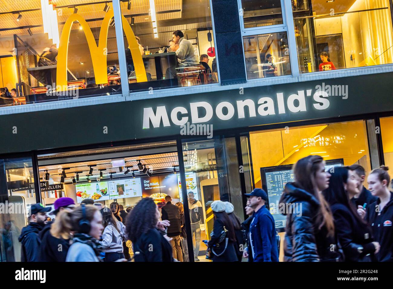 McDonald's, logo, immagine esterna serale, Koenigstrasse Stuttgart, Baden-Wuerttemberg, Germania Foto Stock