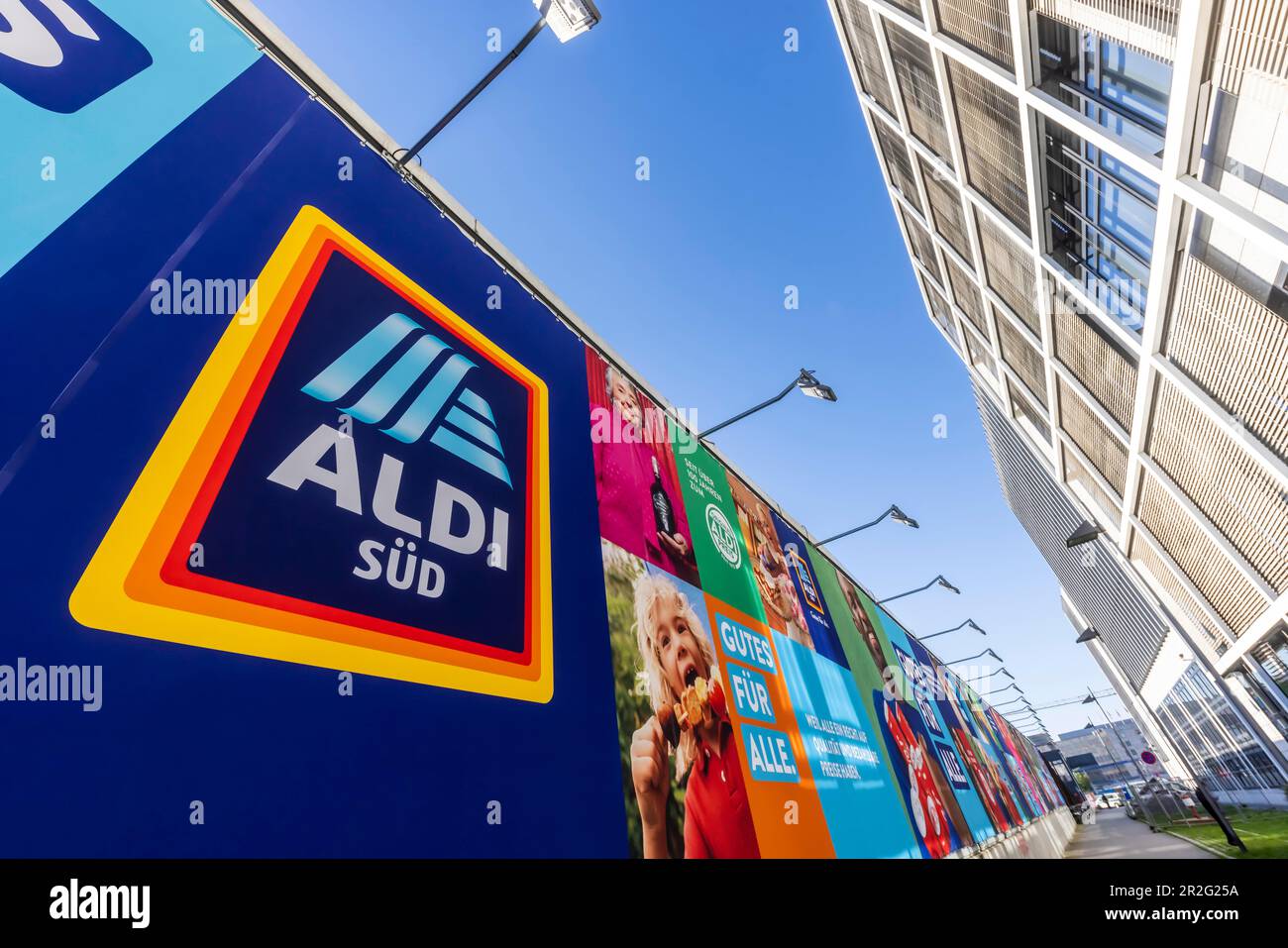 Aldi Sued Grande poster presso la stazione centrale di Stoccarda, Baden-Wuerttemberg, Germania Foto Stock