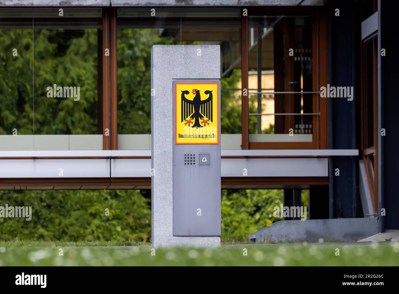 Corte costituzionale federale BVG, vista esterna con aquila federale, Karlsruhe, Baden-Wuerttemberg, Germania Foto Stock