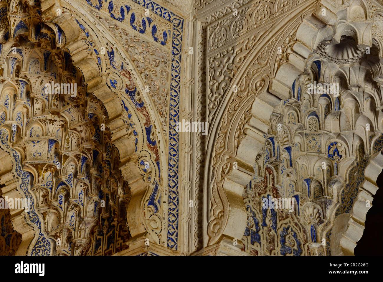 Colonne finemente decorate all'interno dell'Alhambra, Granada, Andalusia, Spagna Foto Stock