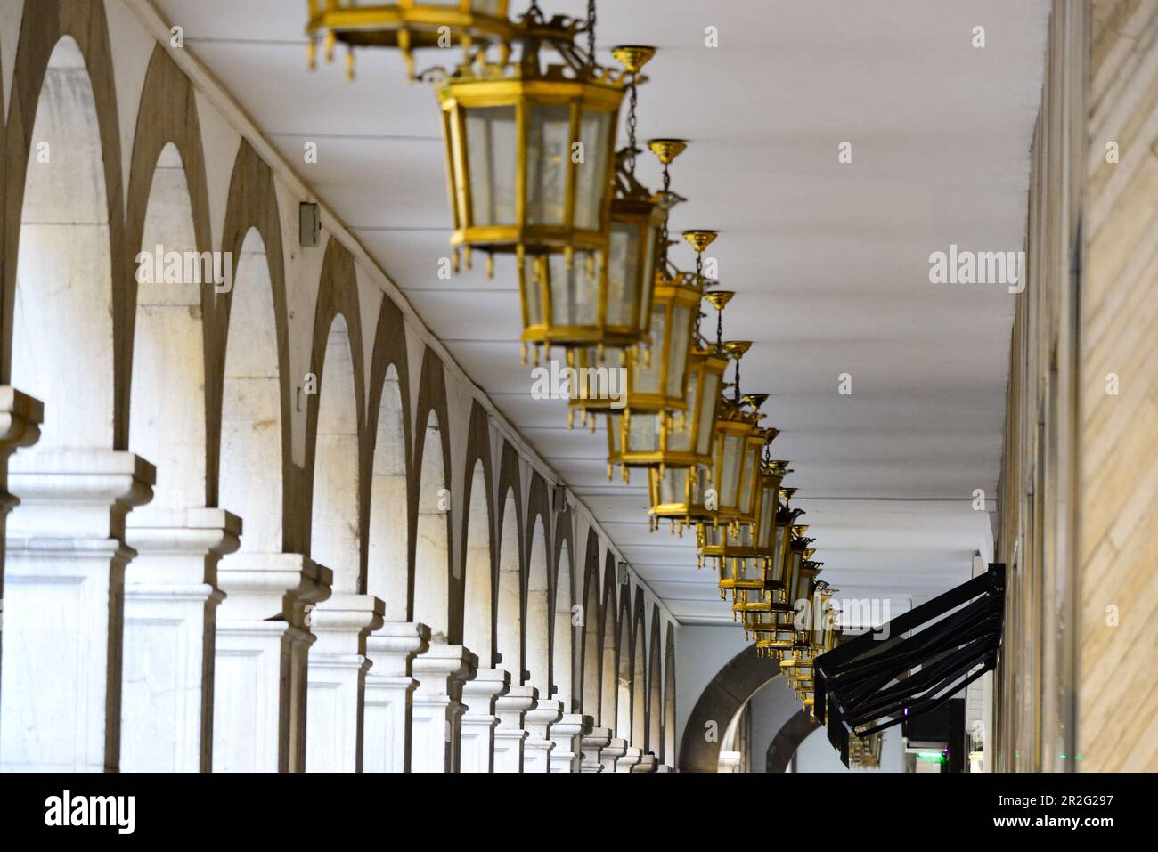Arco con plafoniere dorate, Granada, Andalusia, Spagna Foto Stock