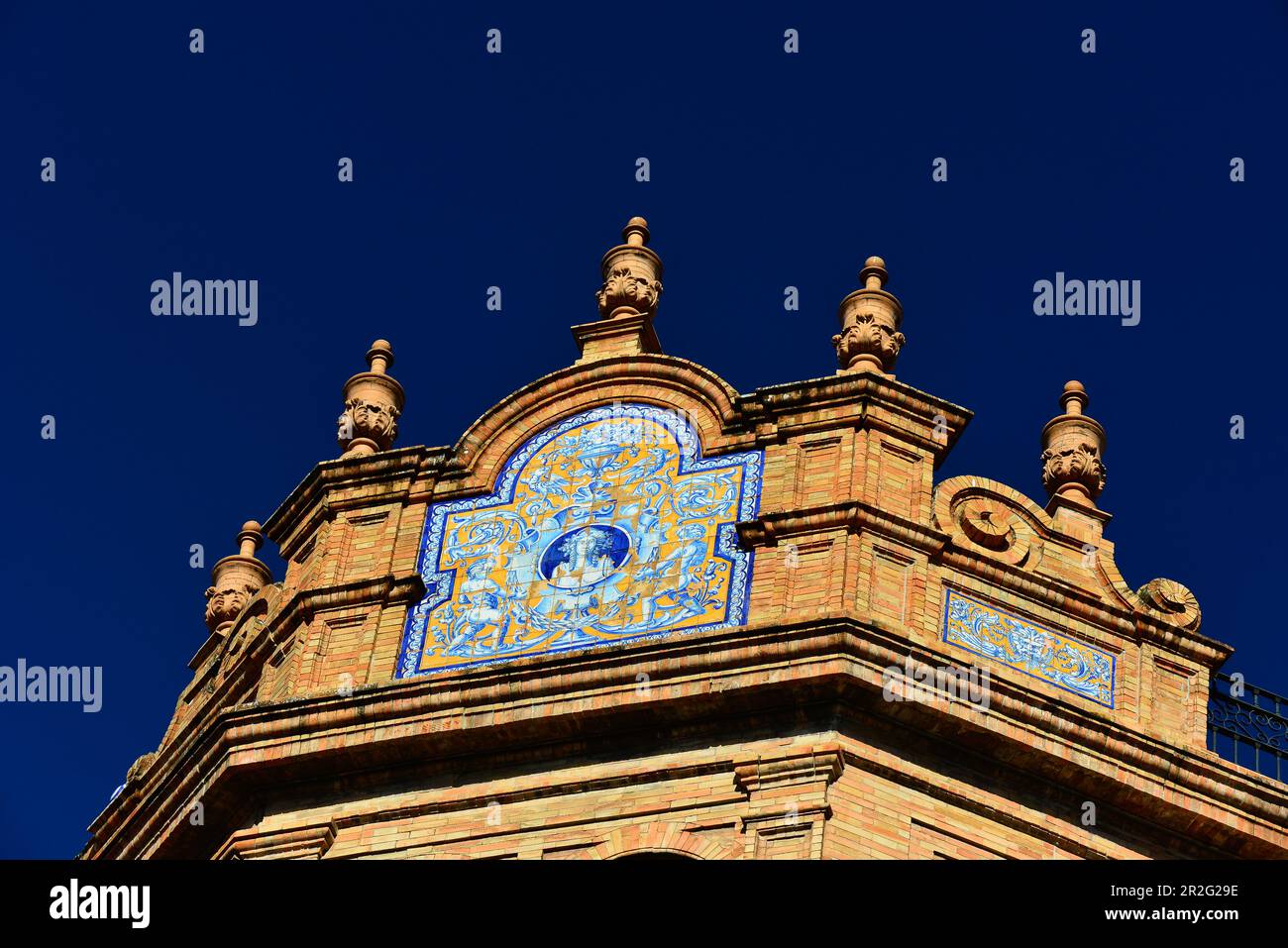 Tetto ornato con ornamenti in piastrelle, Siviglia, Andalusia, Spagna Foto Stock