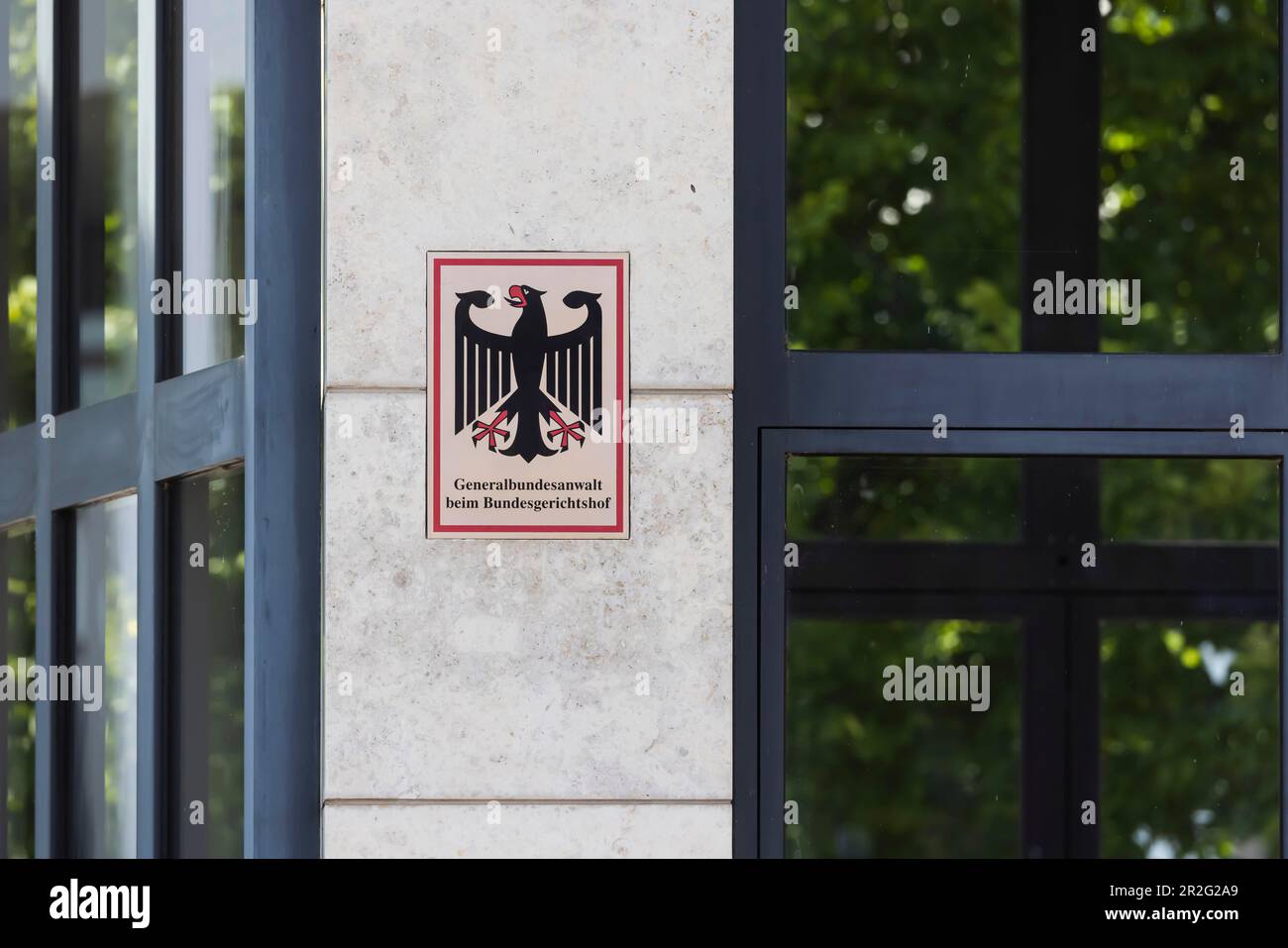 Procuratore generale federale presso la Corte suprema federale, vista esterna con aquila federale, Karlsruhe, Baden-Wuerttemberg, Germania Foto Stock