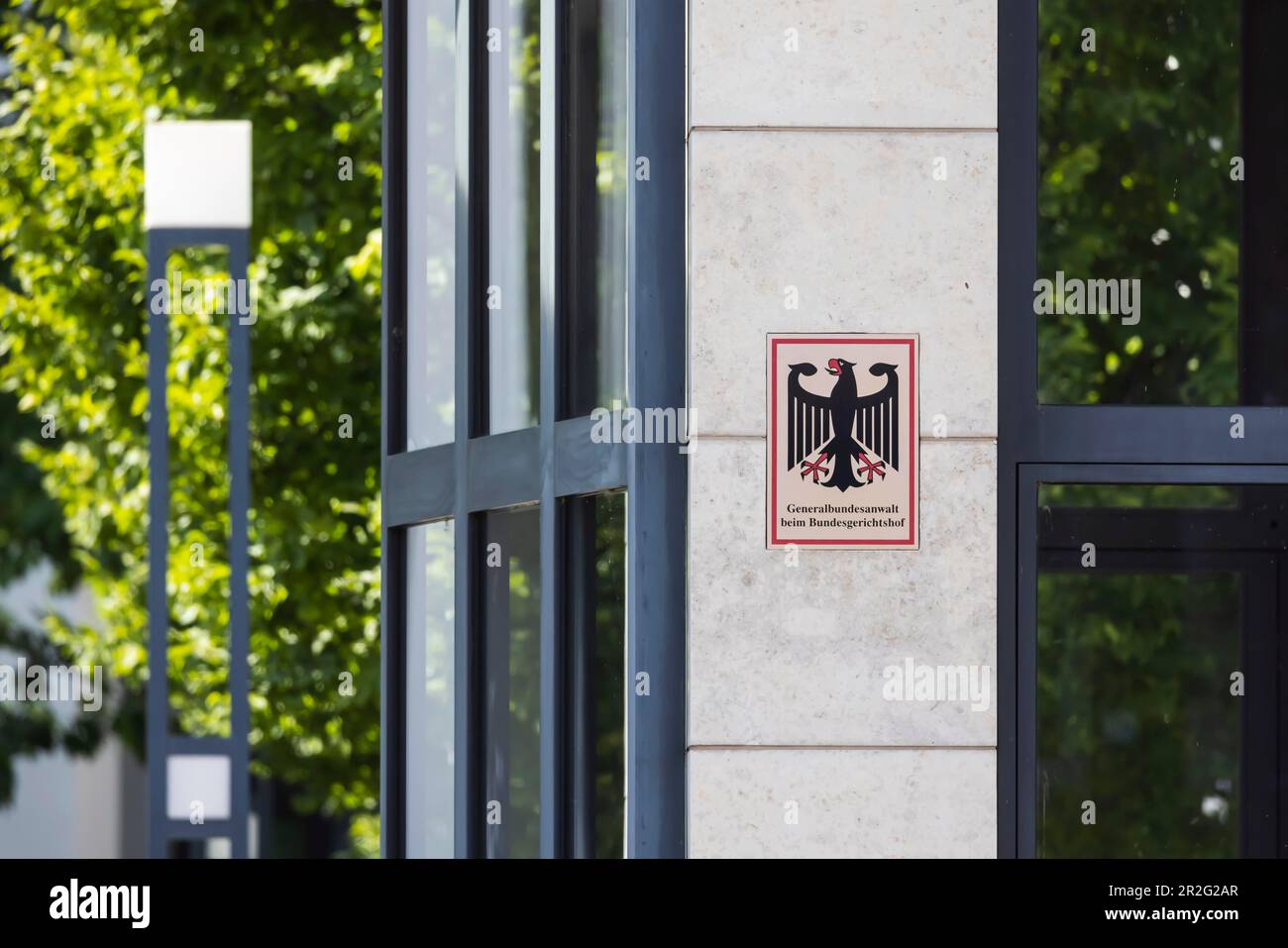 Procuratore generale federale presso la Corte suprema federale, vista esterna con aquila federale, Karlsruhe, Baden-Wuerttemberg, Germania Foto Stock