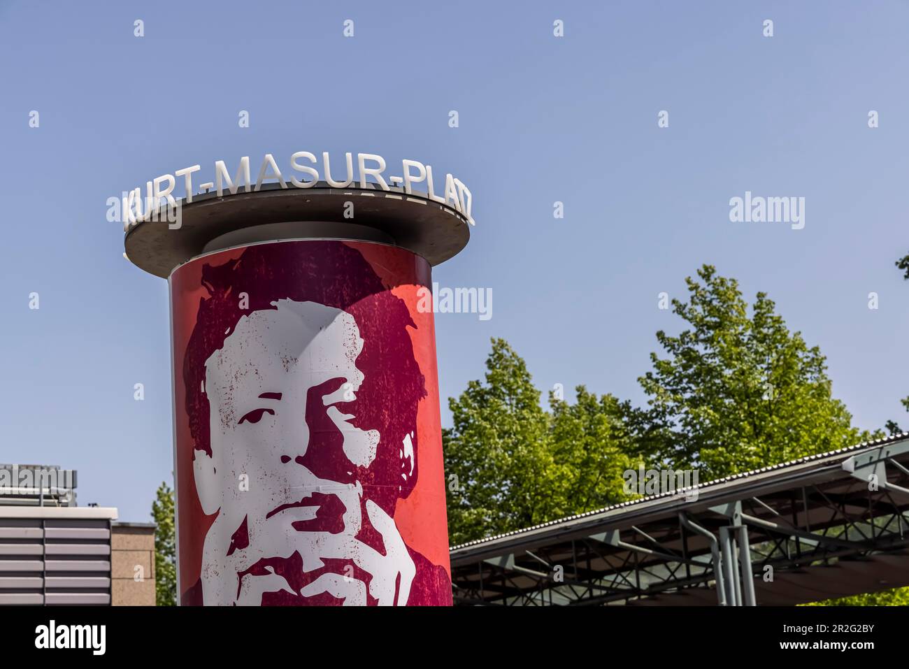 Pilastro pubblicitario su Piazza Kurt Masur, ritratto di Kurt Masur, Lipsia, Sassonia, Germania Foto Stock