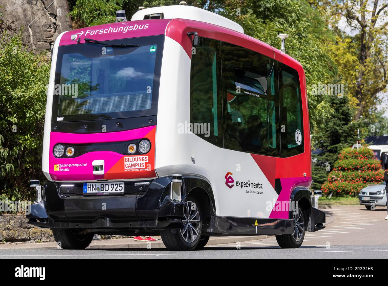 Minibus autonomo di fronte alla stazione ferroviaria, progetto comune di ricerca del Gruppo Schwarz, di cui Lidl fa parte, con l'Università di Heilbronn, Bad Foto Stock