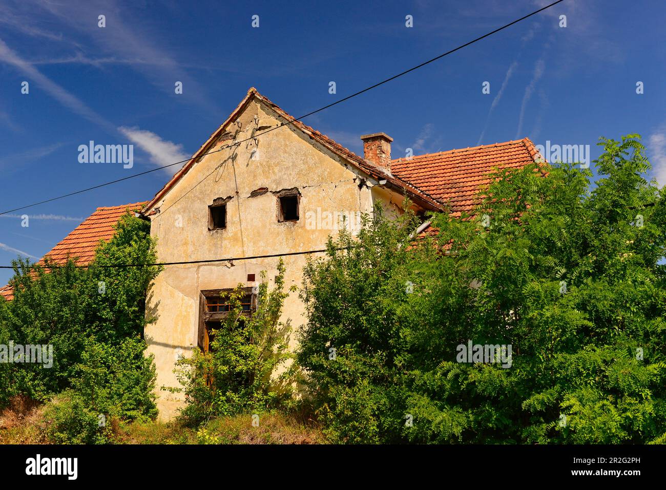 Casa fatiscente e straricciata vicino a Mreznicki, Croazia Foto Stock