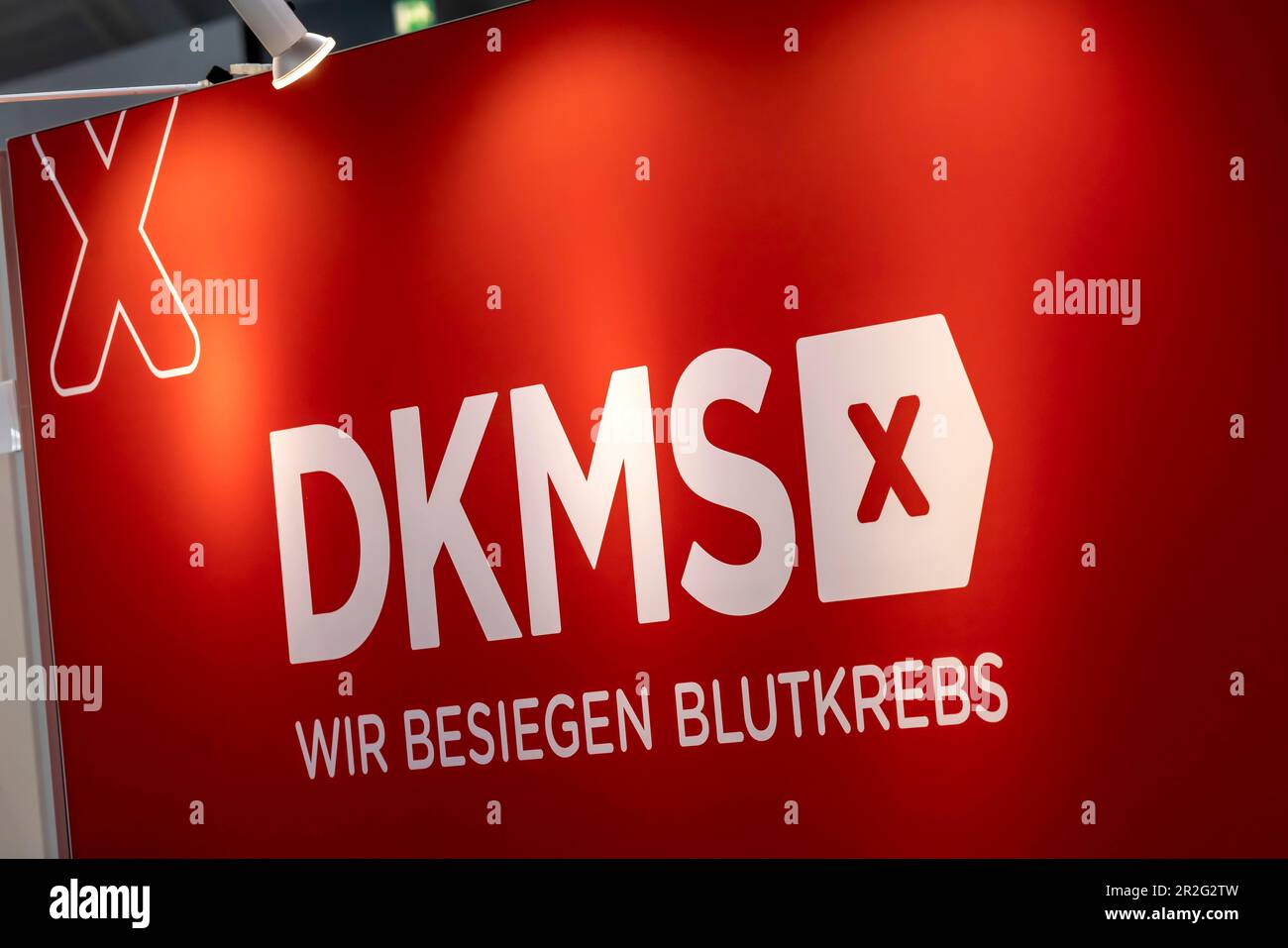 DKMS, German Bone Marrow Donor Centre, logo with claim We Beat Blood Cancer, Tuebingen, Baden-Wuerttemberg, Germania Foto Stock