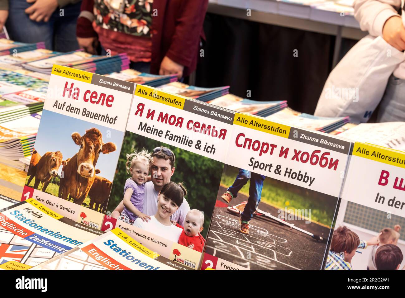 Libri bilingue, tedesco russo, fiera commerciale Didacta, Stoccarda, Baden-Wuerttemberg, Germania Foto Stock