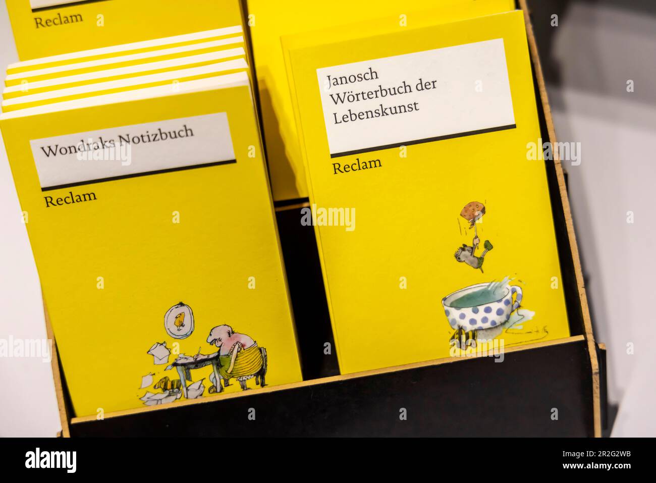 Opuscoli di Reclam, classici della letteratura, libri gialli della biblioteca universale della casa editrice di Reclam, autore Janosch, Germania Foto Stock